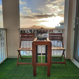 moderno-apartamento-con-piscina-en-costa-teguise.in-canary-islands.com/